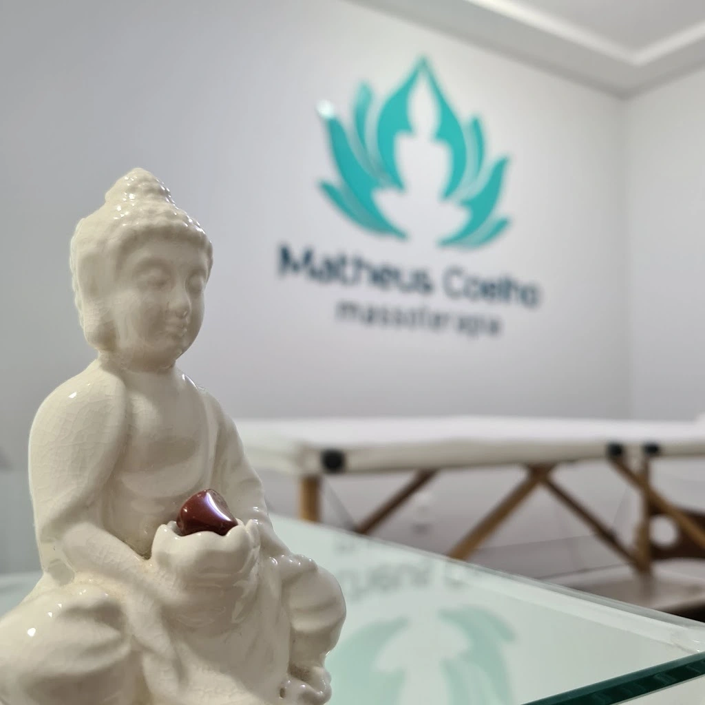 Espaço Matheus Coelho naturologia, com Buda em primeiro plano e maca ao fundo