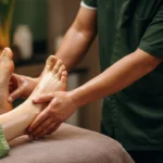 Como fazer massagem nos pés? Veja o passo a passo